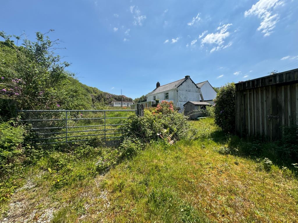 Lot: 126 - ONE-BEDROOM COTTAGE ON A GENEROUS PLOT - General view of the property and gardens
